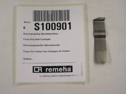 Eisenverbindungselement neben einem Etikett mit Artikelnummer und Informationen zu einem Remeha Wärmetauscher.